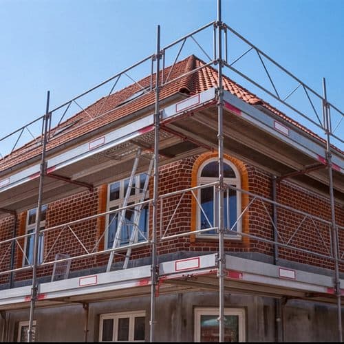 Obra de rehabilitación con andamio de Construcciones Reygar Arosa en Vilagarcía de Arousa