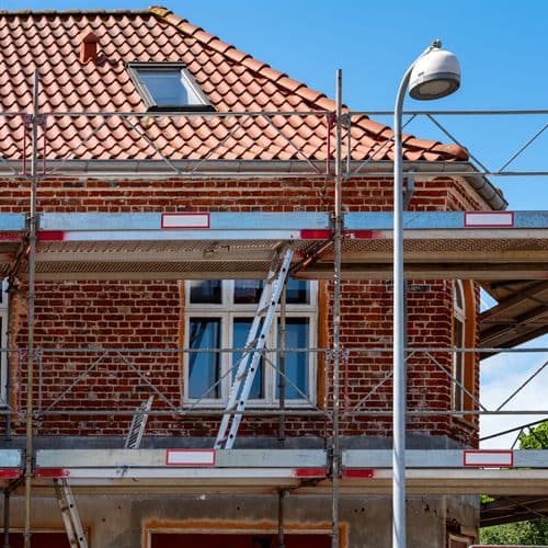 Casa antigua con andamio durante su rehabilitación en Vilagarcía de Arousa